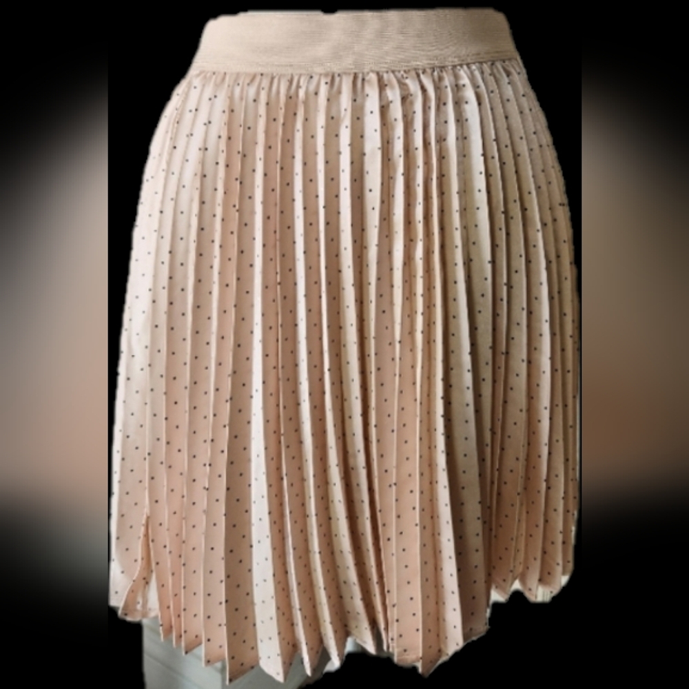 Beautiful classic silk like skirt size small beige with small black dots